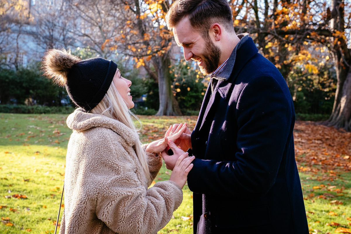 guy proposing to his girlfriend in st stephens green dublin