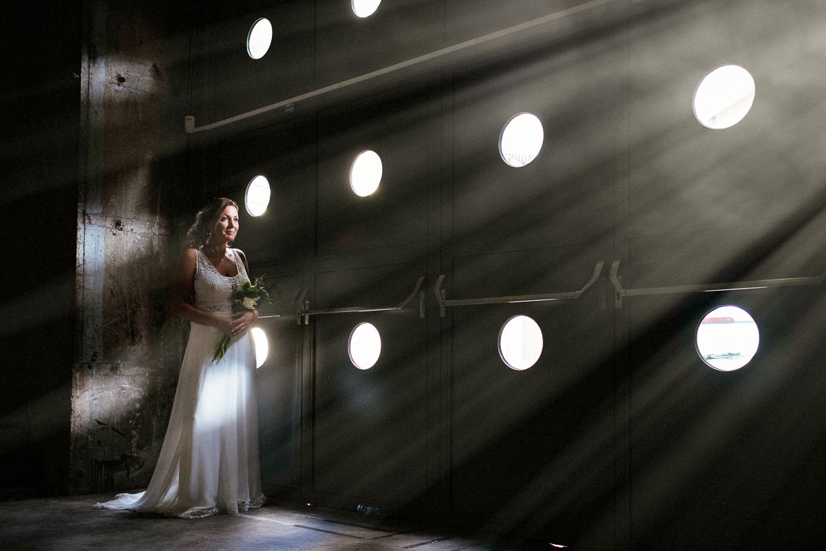 bride holding flowers at the maassilo rotterdam