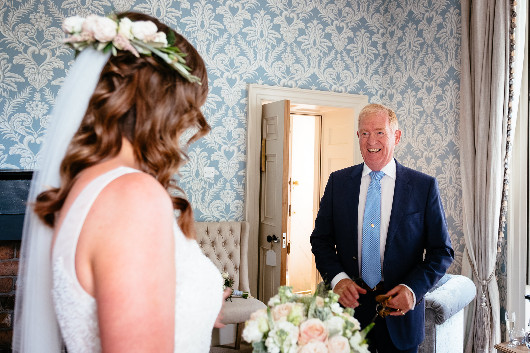father of bride seeing her for the first time