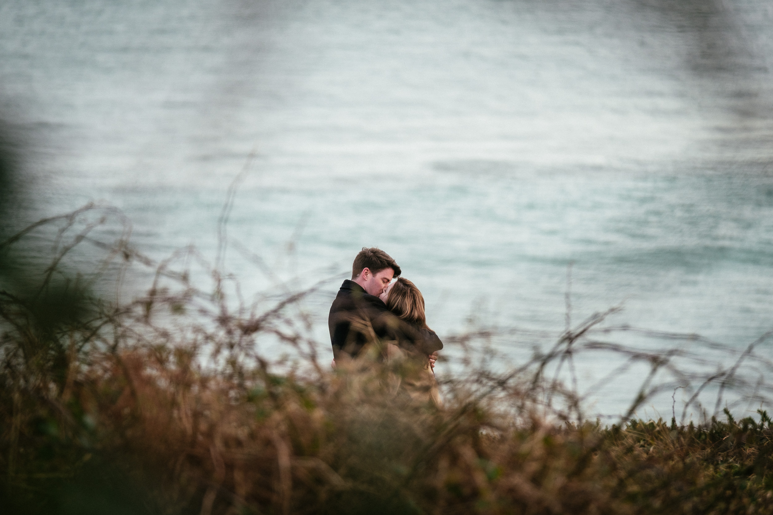 couple having a kiss on howth head dublin