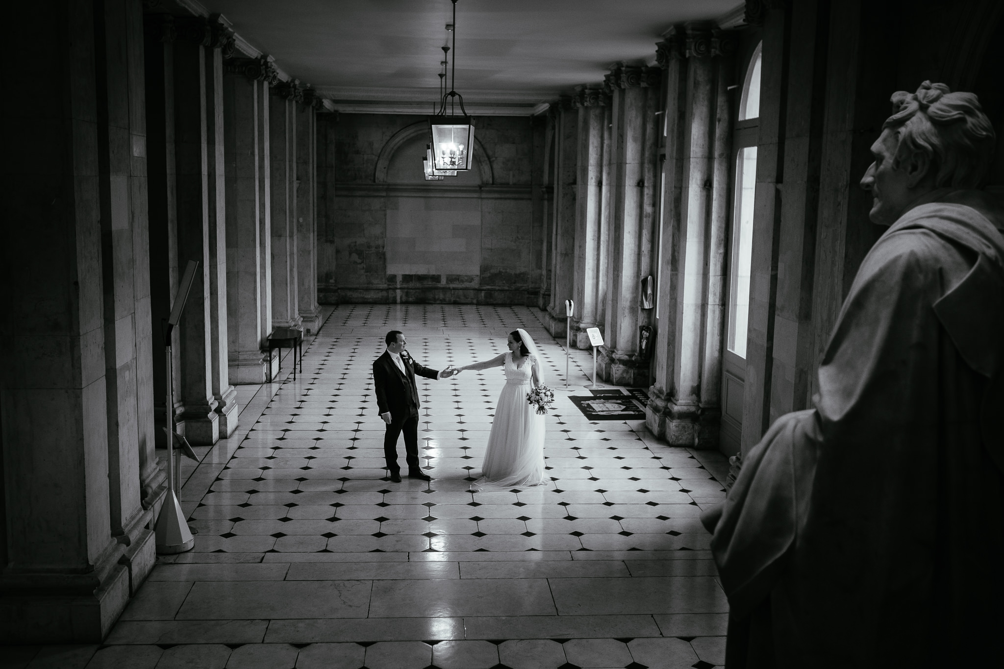 Bride and groom pose in an elegant, City Hall wedding in Dublin